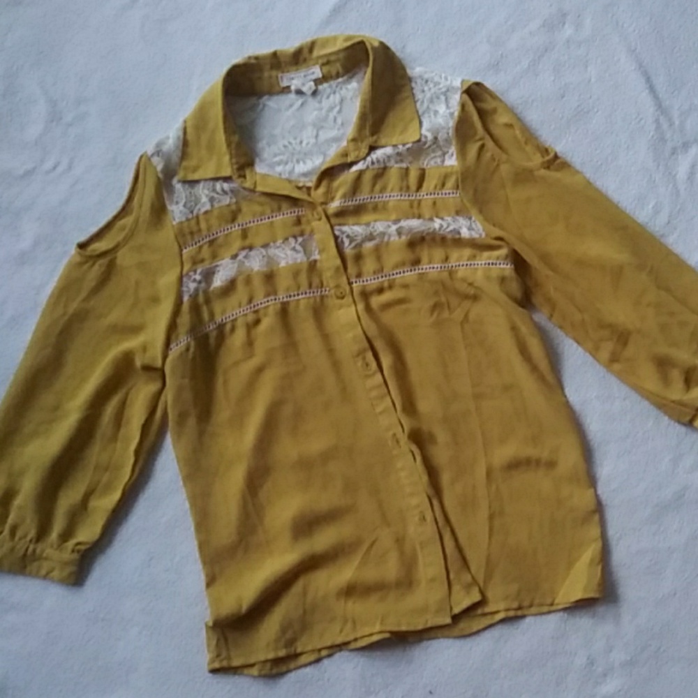 Pretty Good cold shoulder casual button down